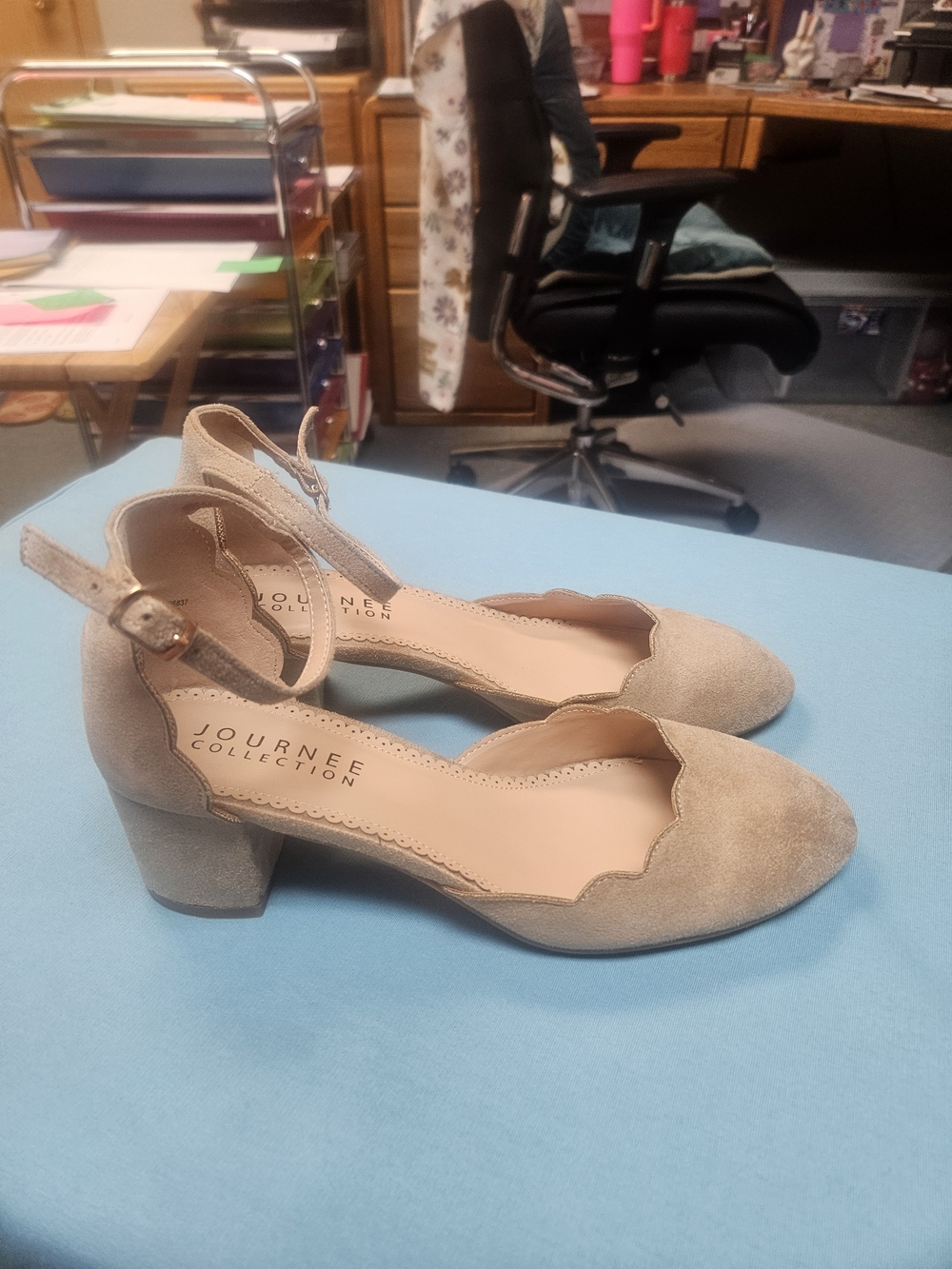Journee Collection Women's Tan Scalloped Ankle Strap Flats - Picture 4 of 8